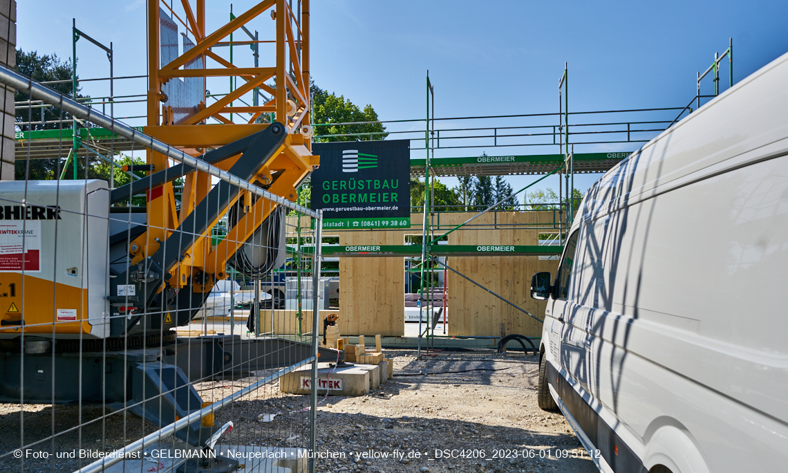 01.06.2023 - Neue Holzwände für das Haus für Kinder in Neuperlach in München
